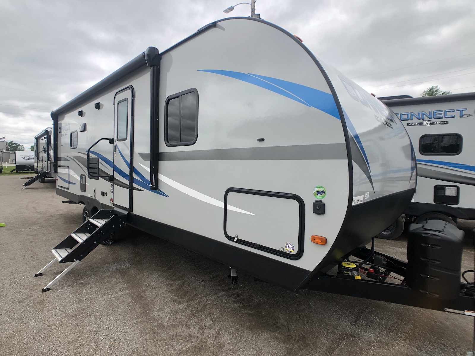 24 ft rear living travel trailers